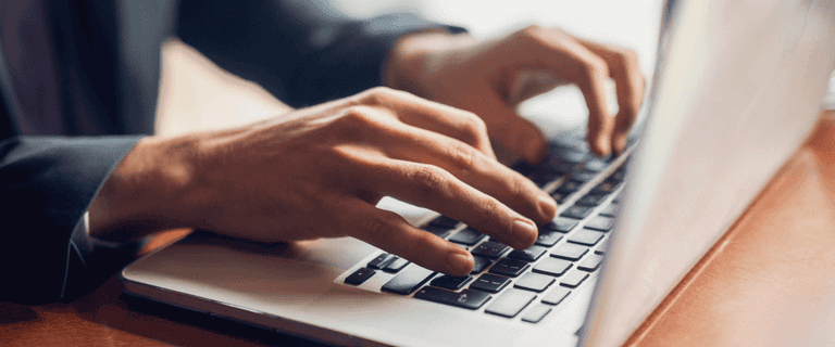 Persoană care folosește laptopul