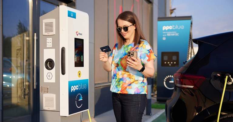 Femeie se pregătește să își încarce mașina la o stație de încarcare Efacec PC22 PPC Blue