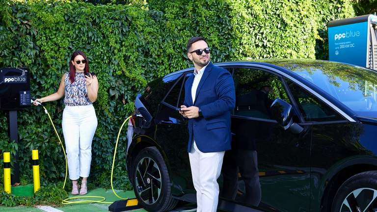 Bărbat și femeie care folosesc soluțiile de încărcare PPC blue