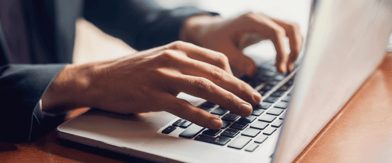 Persoană care folosește laptopul