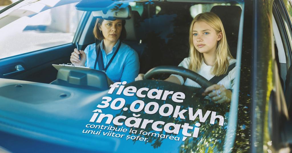 Două femei zâmbind în mașina electrică