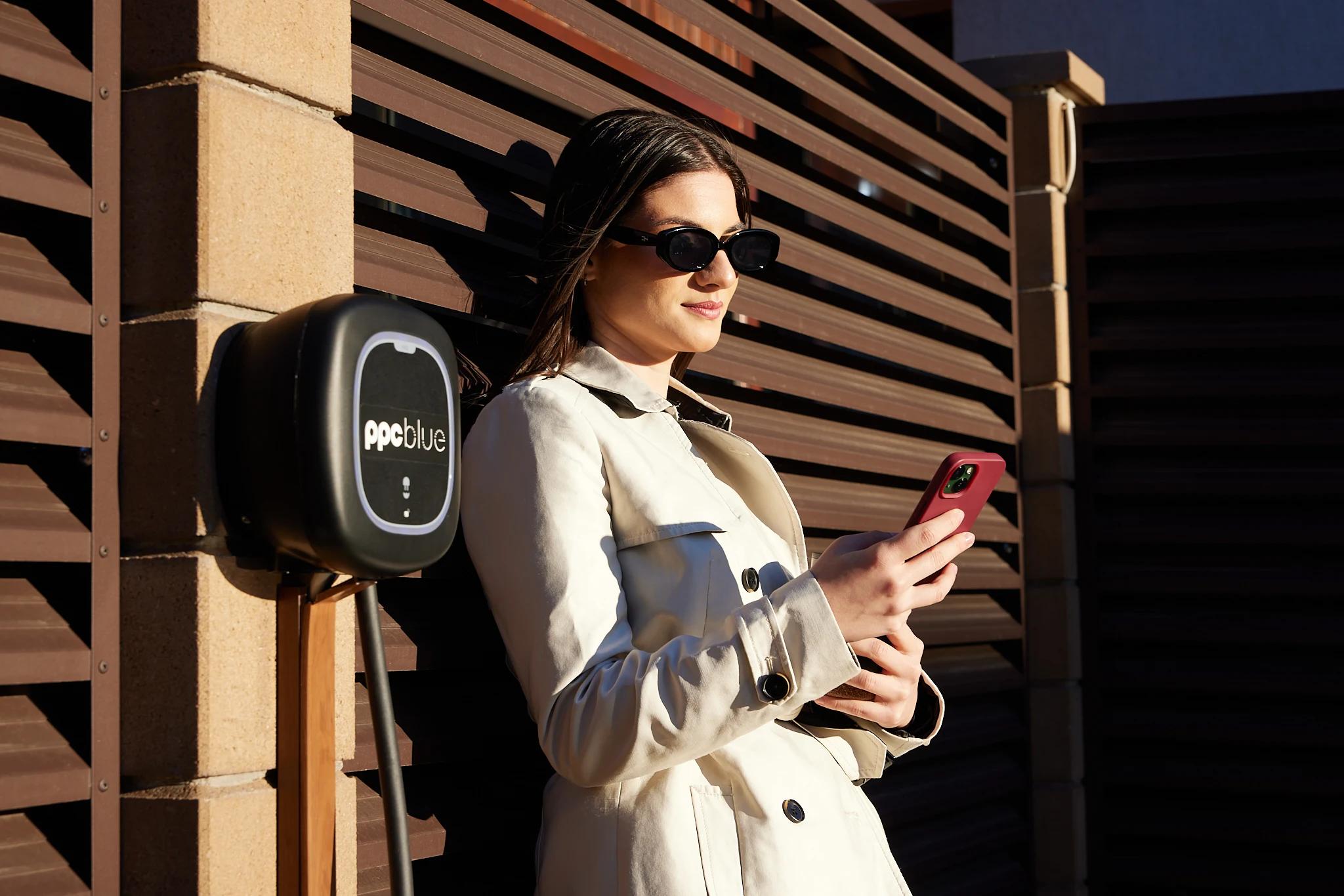 femeie-langa-statie-de-incarcare