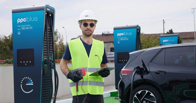 Bărbat care face parte din echipa PPC Blue. Expert în stații de încărcare electrică