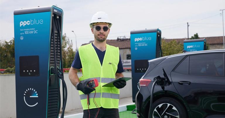 Bărbat care face parte din echipa PPC Blue. Expert în stații de încărcare electrică