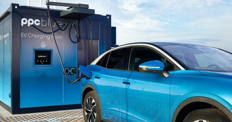 Mașină electrică conectată la stația de încărcare PPC Blue