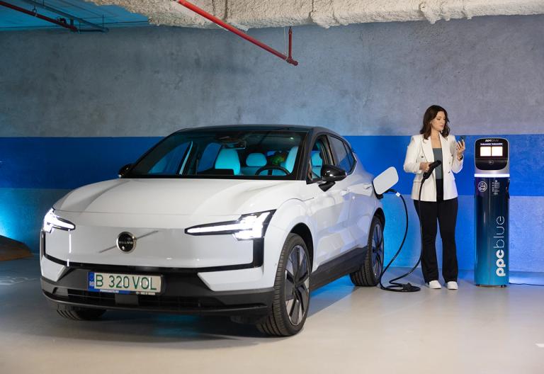 Femeie care folosește aplicația PPC blue pentru încărcarea mașinii electrice