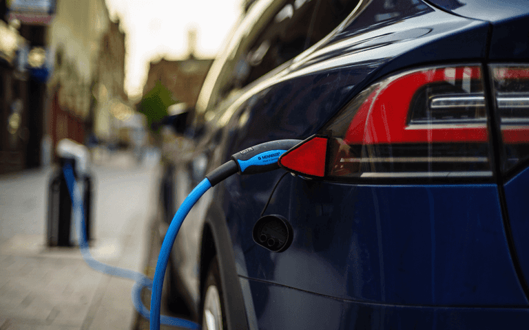Mașină electrică la încărcat în oraș