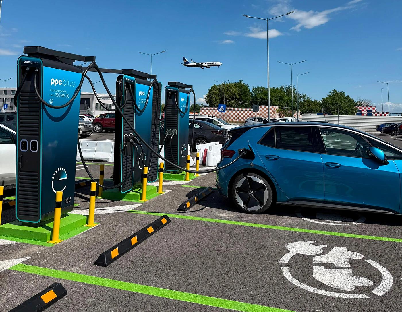 Stații de încărcare mașini electrice PPC blue la aeroport