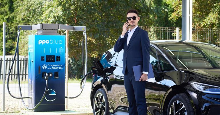 Bărbat care are mașina electrică la încărcat la o stație Alpitronic 200 - PPC blue